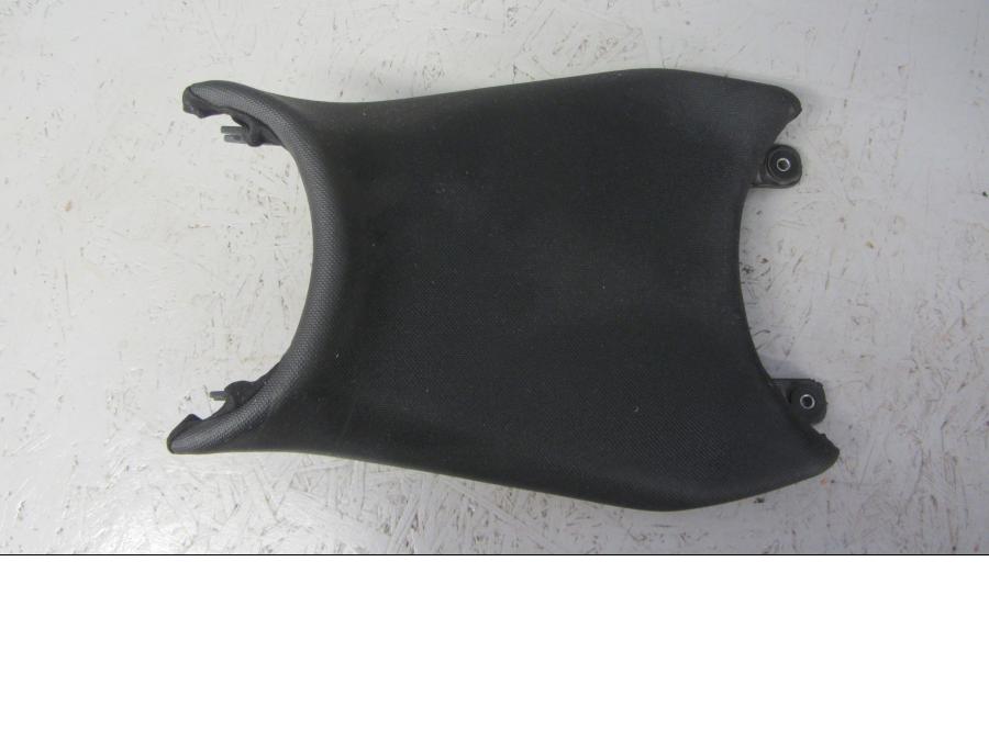 Höger sida på Sadel från en KTM 125 Duke -2014 motorcykel.