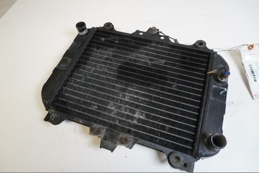 Framsidan på Vattenkyl från en Kawasaki GPZ 500 S -1987 motorcykel.