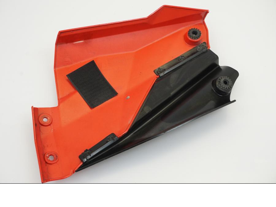 Snett nerifrån på Kylarvinge från en Ducati Streetfighter 1098 -2010 motorcykel.