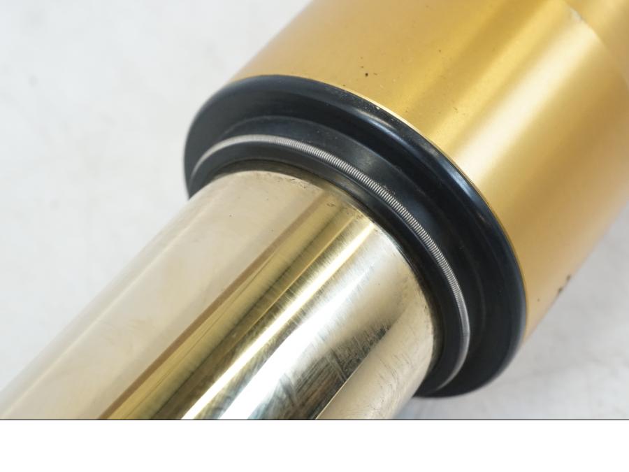 Extrabild1 på Gaffelben Öhlins från en Triumph Speed Triple -2021 motorcykel.