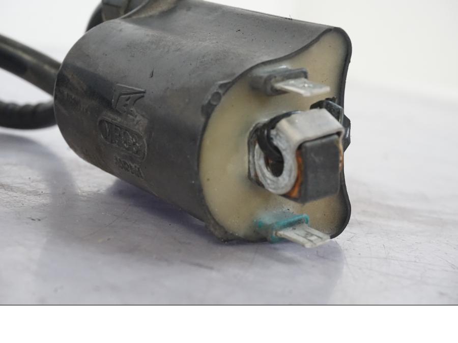 Baksidan på Tändspole från en Honda CBR 1000 F -1999 motorcykel.