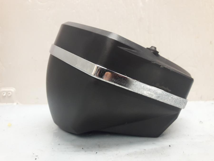 Baksidan på Instrumentpanel från en Suzuki SV 1000 -2004 motorcykel.