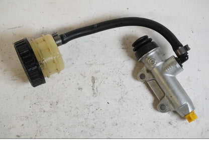 Baksidan på Bromshuvudcylinder från en BMW K 1200 R Sport -2007 motorcykel.