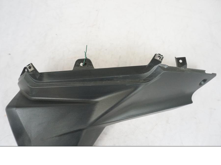 Baksidan på Tankkåpa från en Triumph Tiger Explorer -2013 motorcykel.