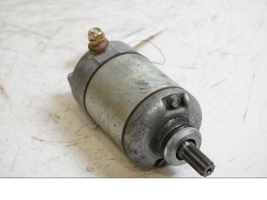 Framsidan på Startmotor från en Suzuki GSX-R 750 -1998 motorcykel.