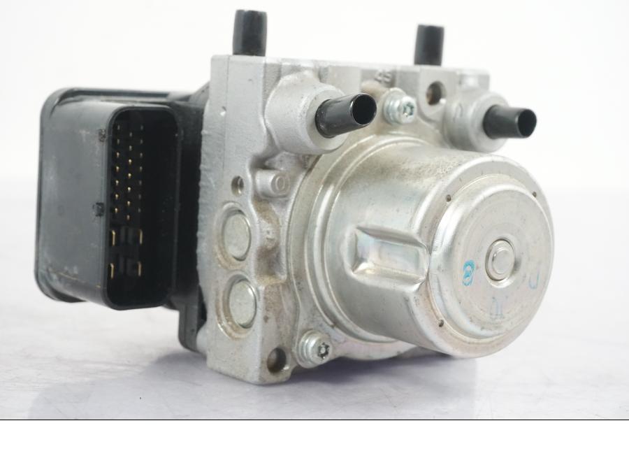 Baksidan på ABS Modulator från en Suzuki GSF 1250 -2010 motorcykel.