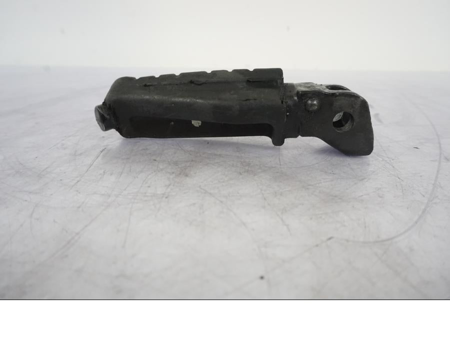 Höger sida på Fotpinne från en KTM 125 Duke -2017 motorcykel.