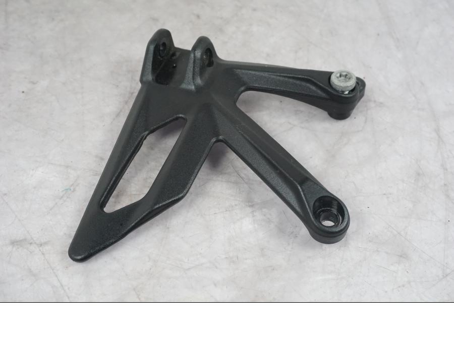 Höger sida på Fotpinnefäste från en KTM 1290 Super Duke R -2022 motorcykel.