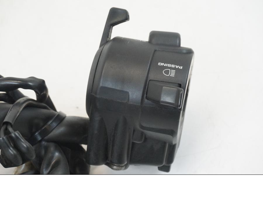 Vänster sida på Styrelreglage från en Honda CB 750 -2002 motorcykel.