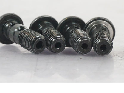 Snett nerifrån på Bromsledning från en Yamaha MT-09 -2016 motorcykel.