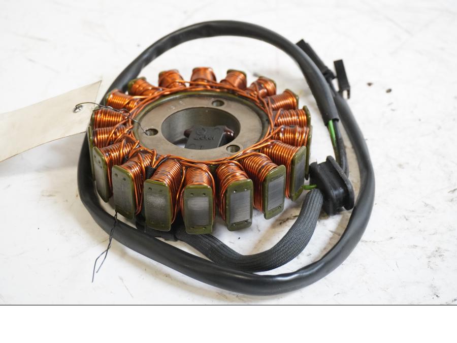 Framsidan på Generator från en Suzuki SV 650 -2003 motorcykel.