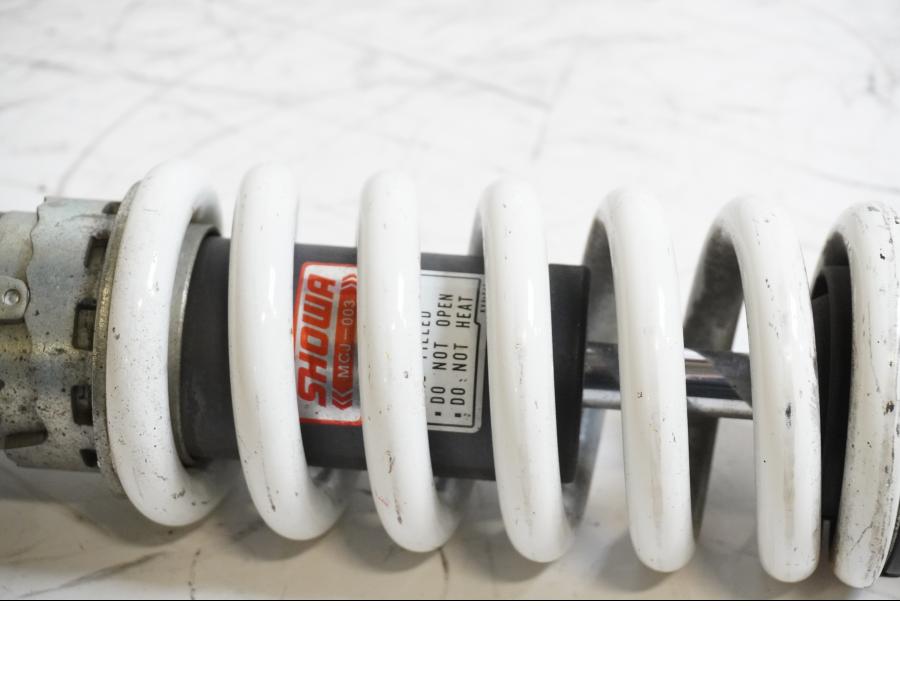 Snett nerifrån på Stötdämpare från en Honda CBR 900 RR -2000 motorcykel.