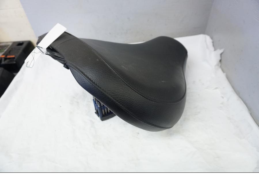 Vänster sida på Sadel från en Suzuki VL 800 -2009 motorcykel.