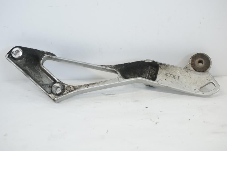 Baksidan på Fotpinnefäste från en Yamaha TDM 850 -1998 motorcykel.