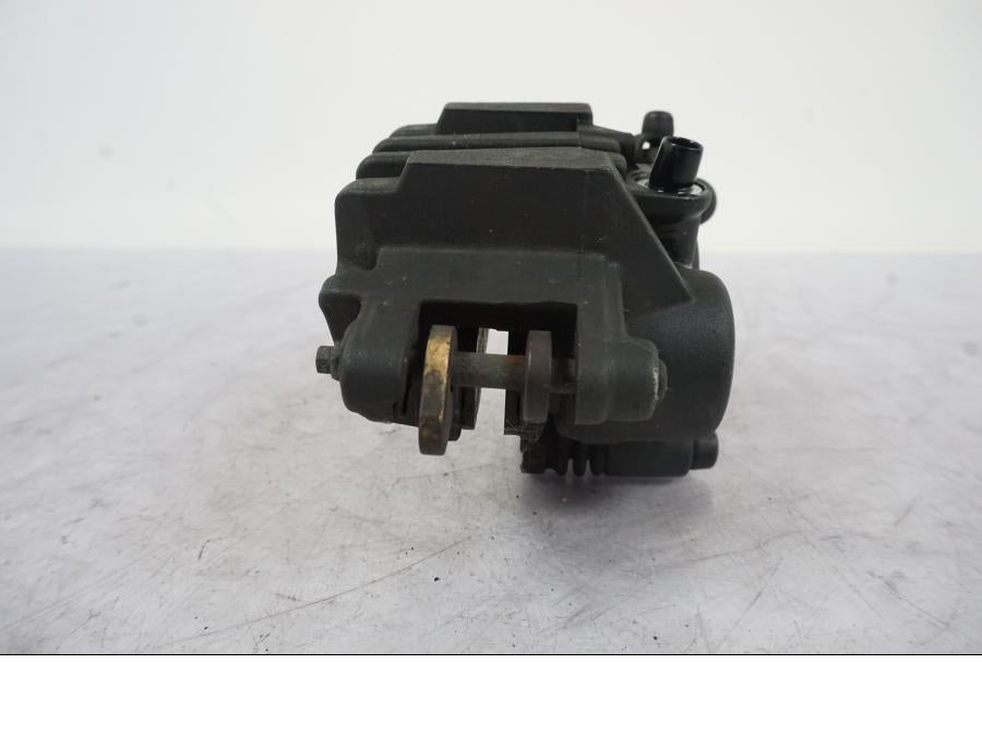 Snett nerifrån på Bromsok från en Kawasaki ER-6N -2008 motorcykel.