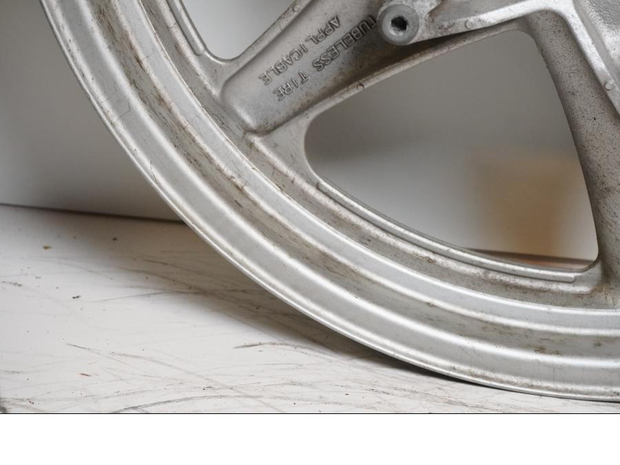 Extrabild1 på Fälg från en Suzuki GSX 1100 -1992 motorcykel.