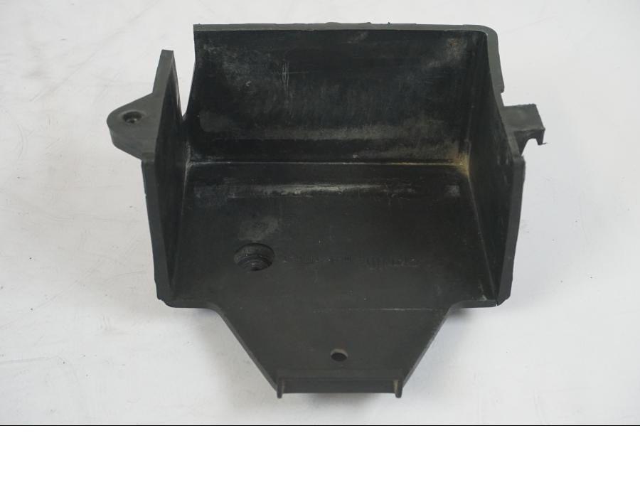 Baksidan på Batterihållare från en Aprilia RS 125 -2000 motorcykel.