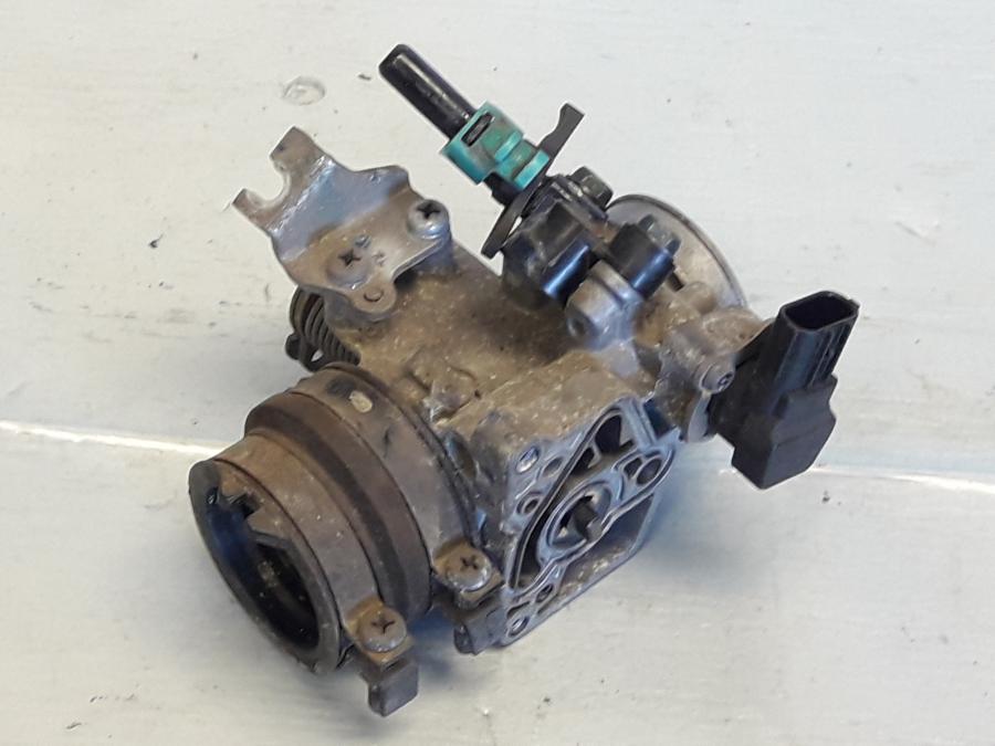 Baksidan på Spjällhus från en Honda CBR 125 R -2008 motorcykel.