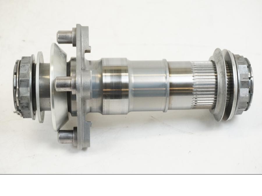 Framsidan på Axel från en Triumph Speed Triple -2021 motorcykel.