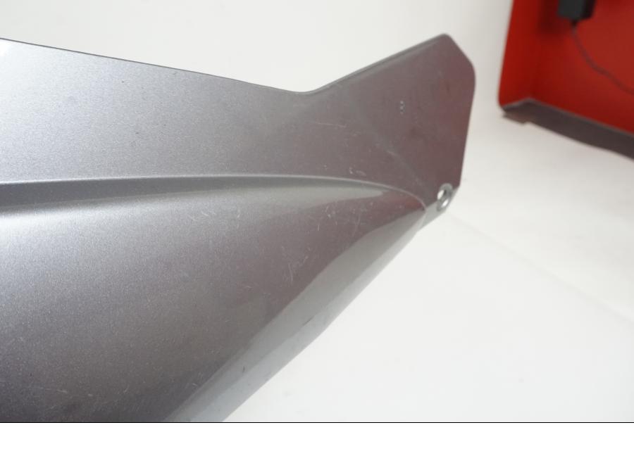 Snett uppifrån på Sidopanel från en Honda ST 1300 -2002 motorcykel.