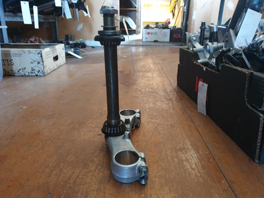 Snett uppifrån på Gaffelkrona från en Suzuki GSF 1200 -2000 motorcykel.