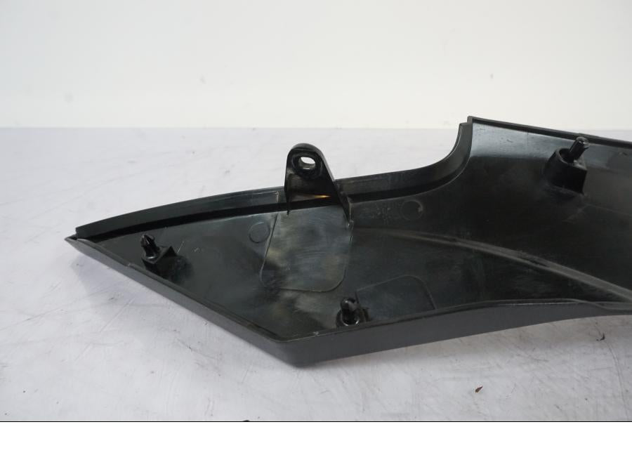 Snett uppifrån på Sidopanel från en Kawasaki ER-6N -2008 motorcykel.