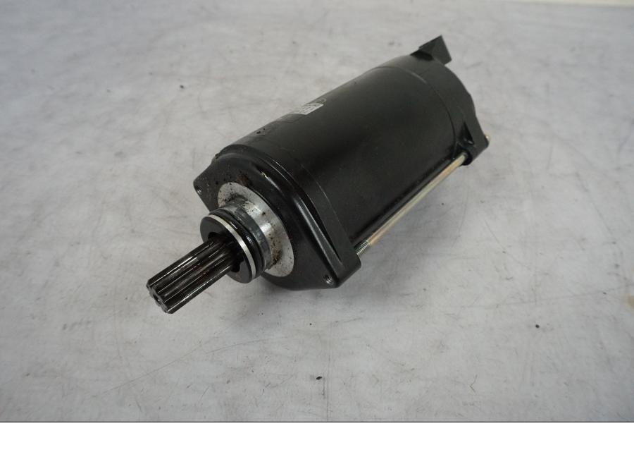 Höger sida på Startmotor från en Triumph Bonneville T120 -2021 motorcykel.