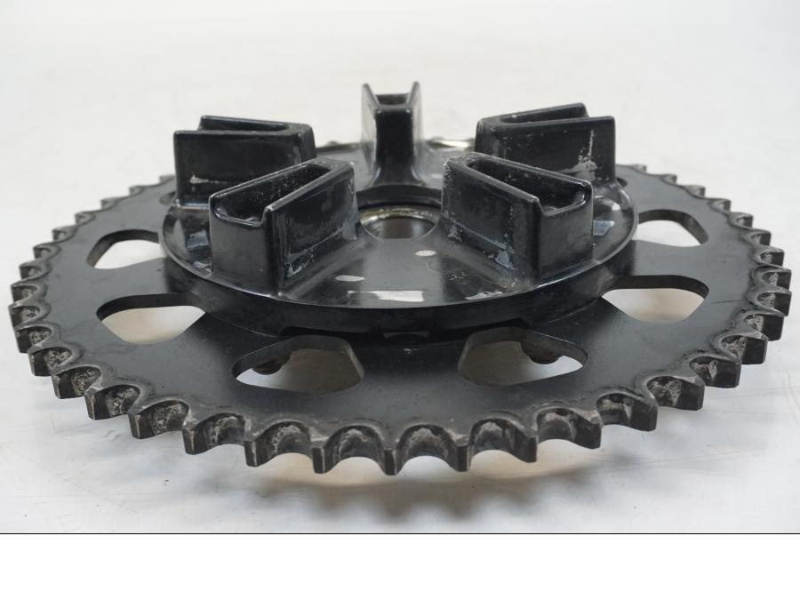 Snett nerifrån på Drevfäste från en Yamaha YZF R6 -1999 motorcykel.