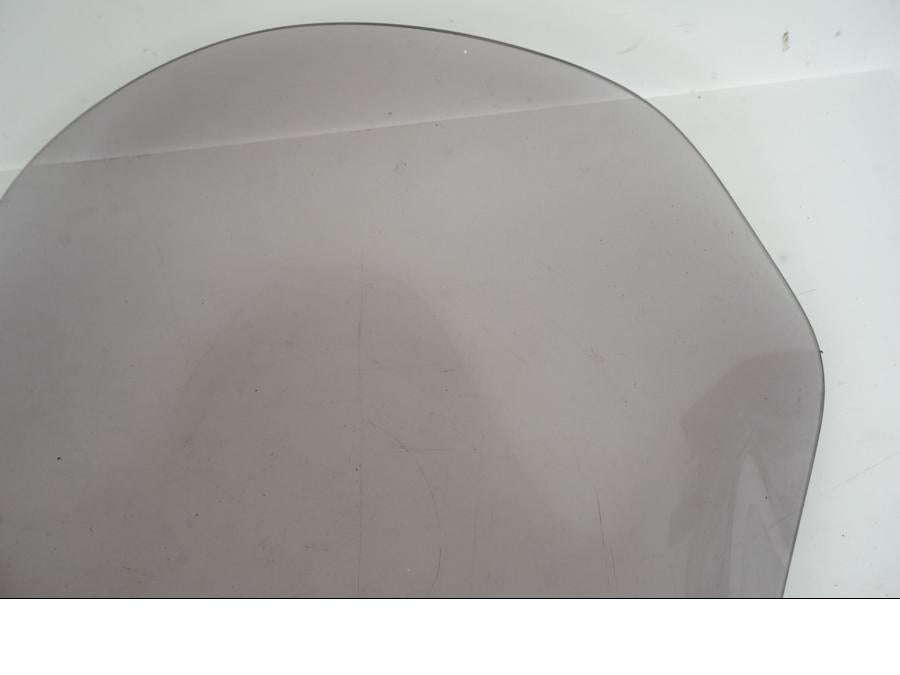 Snett nerifrån på Vindruta från en Ducati Multistrada 950 -2020 motorcykel.