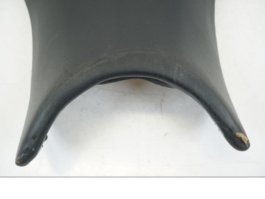 Snett uppifrån på Sadel från en Yamaha YZF 1000 R1 -2004 motorcykel.