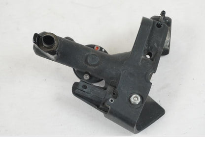 Snett nerifrån på Bromshuvudcylinder från en BMW F 800 GS -2008 motorcykel.