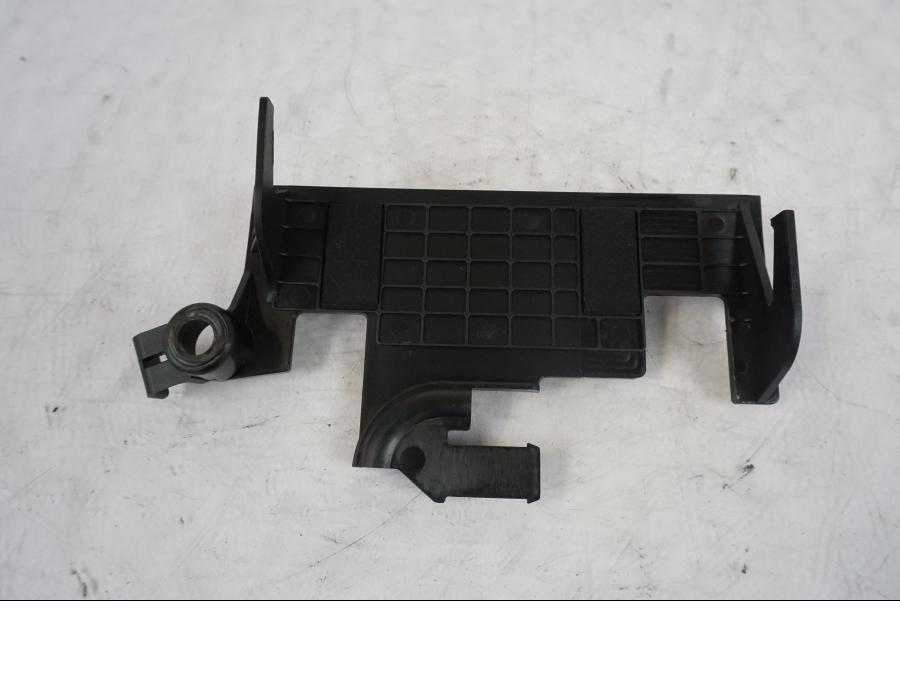 Framsidan på Batterihållare från en KTM 1290 Super Duke R -2023 motorcykel.