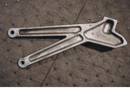 Baksidan på Fotpinnefäste från en KTM 690 SMC -2009 motorcykel.