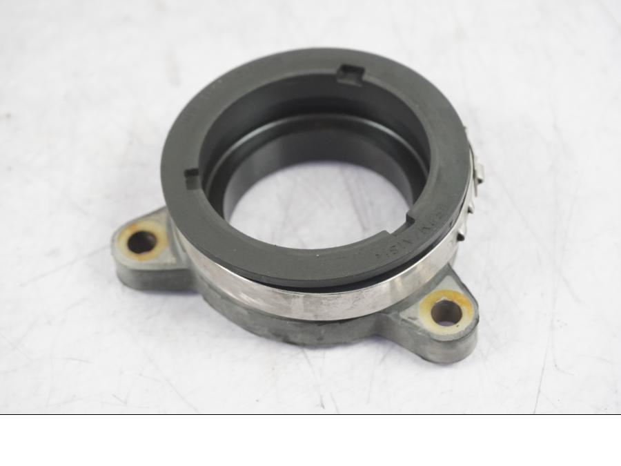 Framsidan på Insugsgummi från en BMW R 1200 GS -2005 motorcykel.