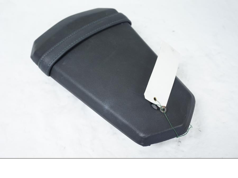 Höger sida på Sadel från en Yamaha YZF-R 125 -2009 motorcykel.