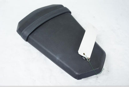 Höger sida på Sadel från en Yamaha YZF-R 125 -2009 motorcykel.