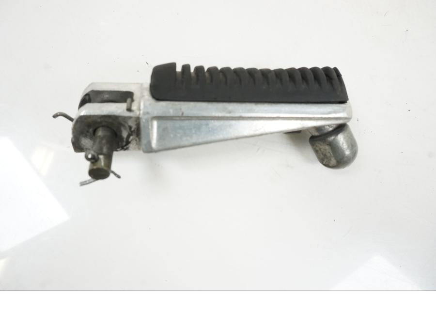 Baksidan på Fotpinne från en Yamaha BT 1100 -2003 motorcykel.