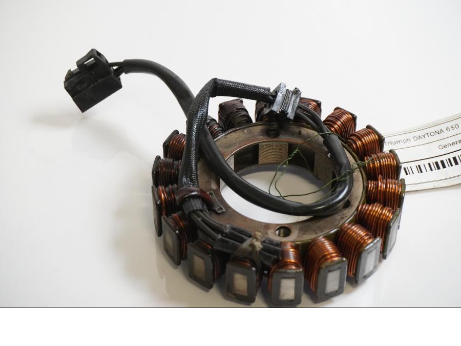 Framsidan på Generator från en Triumph Daytona 650 -2005 motorcykel.