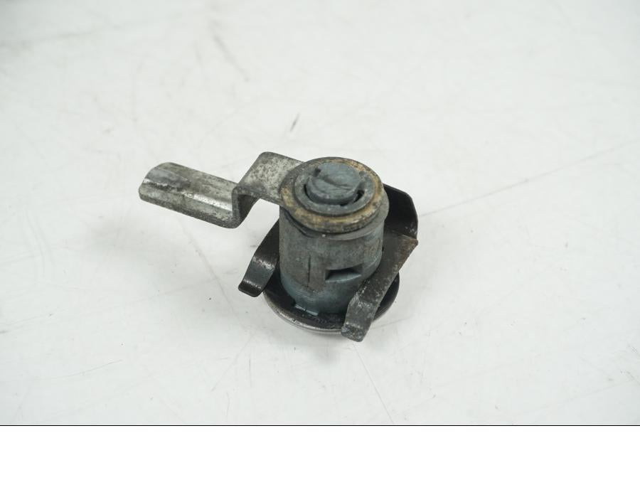 Vänster sida på Låssats från en Honda NSR 125 -1991 motorcykel.