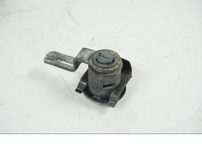 Vänster sida på Låssats från en Honda NSR 125 -1991 motorcykel.