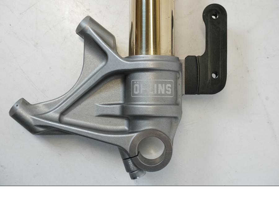 Baksidan på Gaffelben Öhlins från en Triumph Speed Triple -2021 motorcykel.