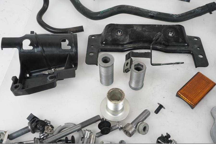 Snett uppifrån på Skruv / Mutter etc från en BMW F 750 GS -2019 motorcykel.