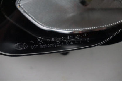 Snett nerifrån på Strålkastare från en BMW K 1200 RS -2008 motorcykel.