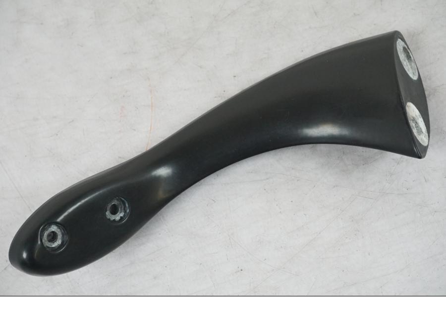 Framsidan på Backspegelfäste från en Triumph Daytona 955I -2000 motorcykel.