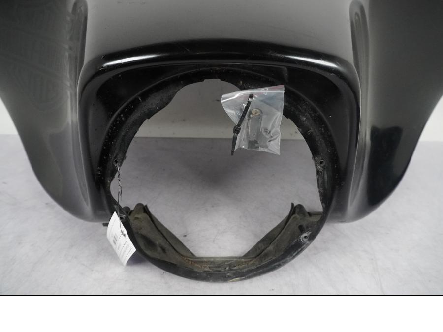 Vänster sida på Toppkåpa från en H-D Touring Street Glide FLHX -2009 motorcykel.