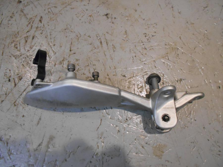 Baksidan på Fotpinnefäste från en BMW K 1300 R -2009 motorcykel.