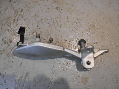 Baksidan på Fotpinnefäste från en BMW K 1300 R -2009 motorcykel.