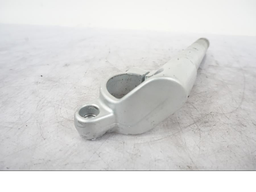 Snett uppifrån på Styre från en Yamaha YZF-R 125 -2008 motorcykel.