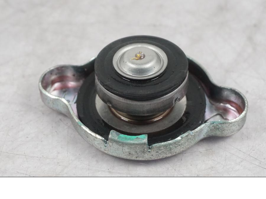 Vänster sida på Vattenkyllock från en Ducati Multistrada V4 -2024 motorcykel.