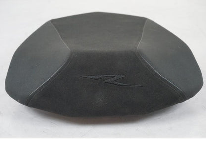 Baksidan på Sadel från en KTM 1290 Super Duke R EVO -2023 motorcykel.